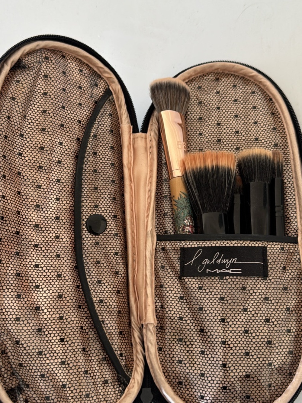 MAC Cosmetics Brush Set with Beige and Black Case + 1 Extra Brush